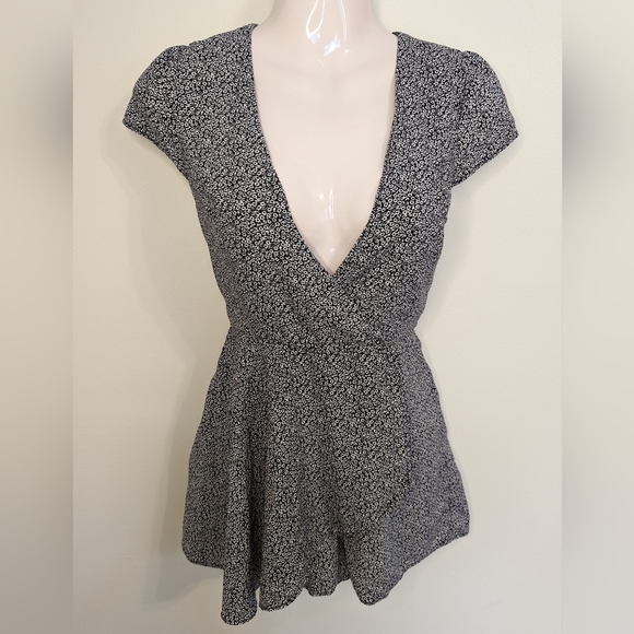 UO KIMCHI BLUE ditsy floral romper one piece outfit xs 0 black white - Picture 5 of 16